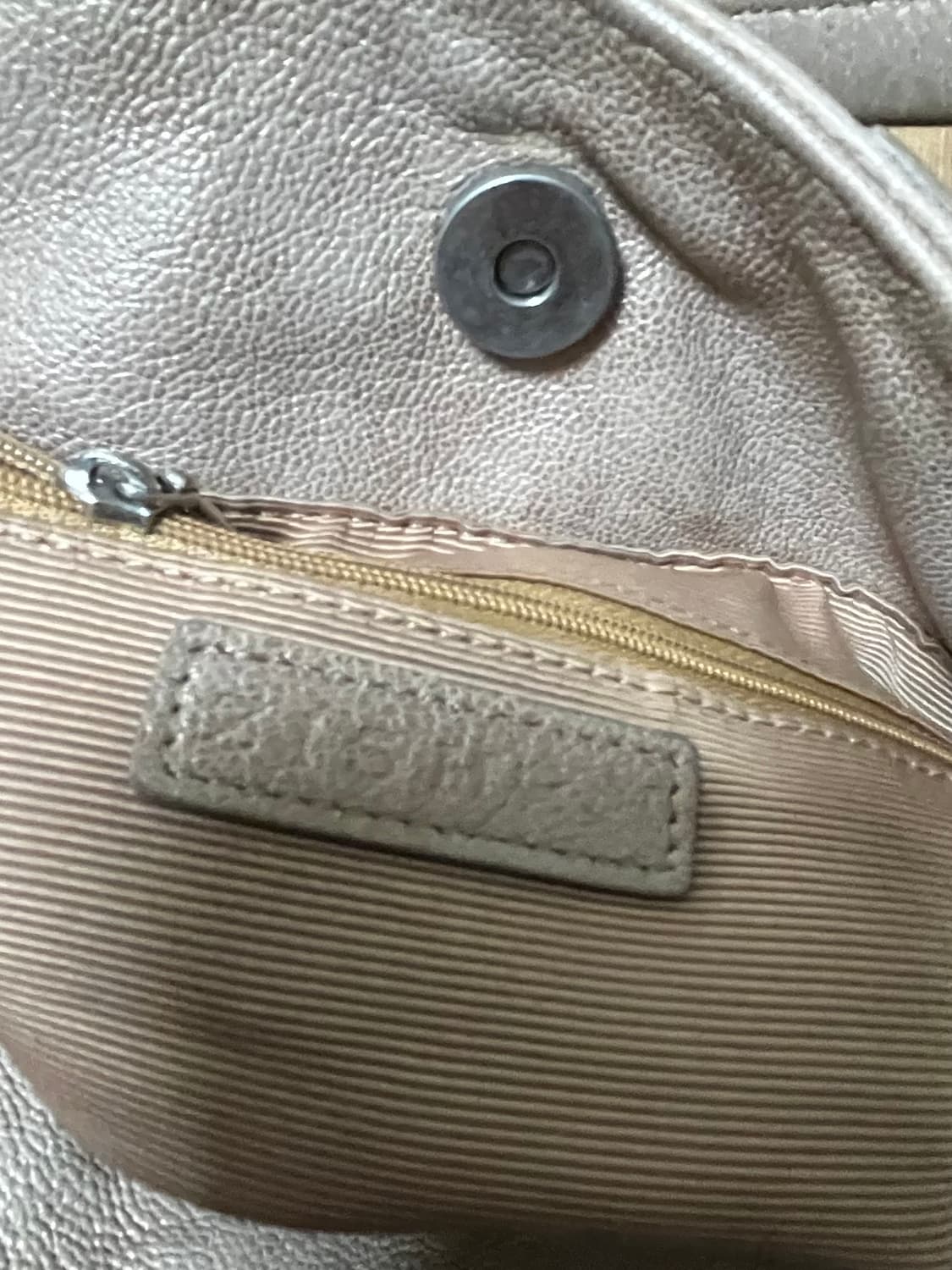 지센 펀칭 디테일 가죽 토트백 상품이미지4