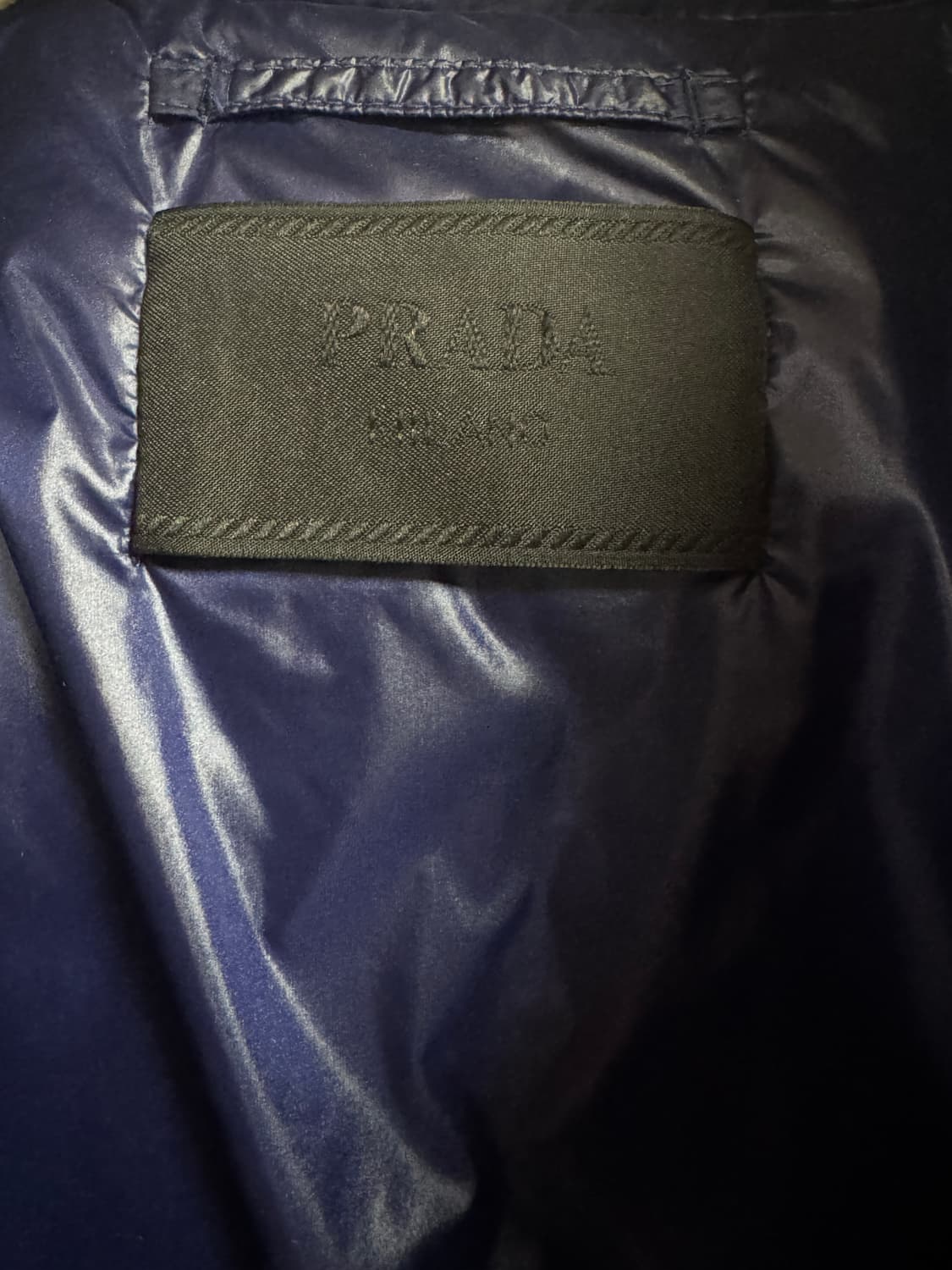 24년 구입 프라다 로고 패딩 세미 오버 M 상품이미지3