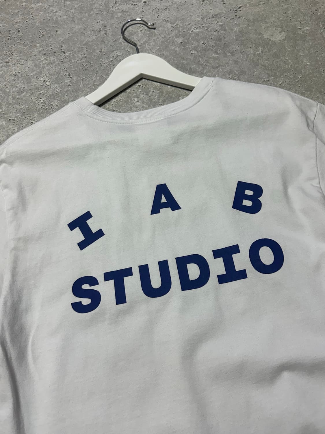 아이앱 스튜디오 빅로고 화이트 반팔티 상품이미지3