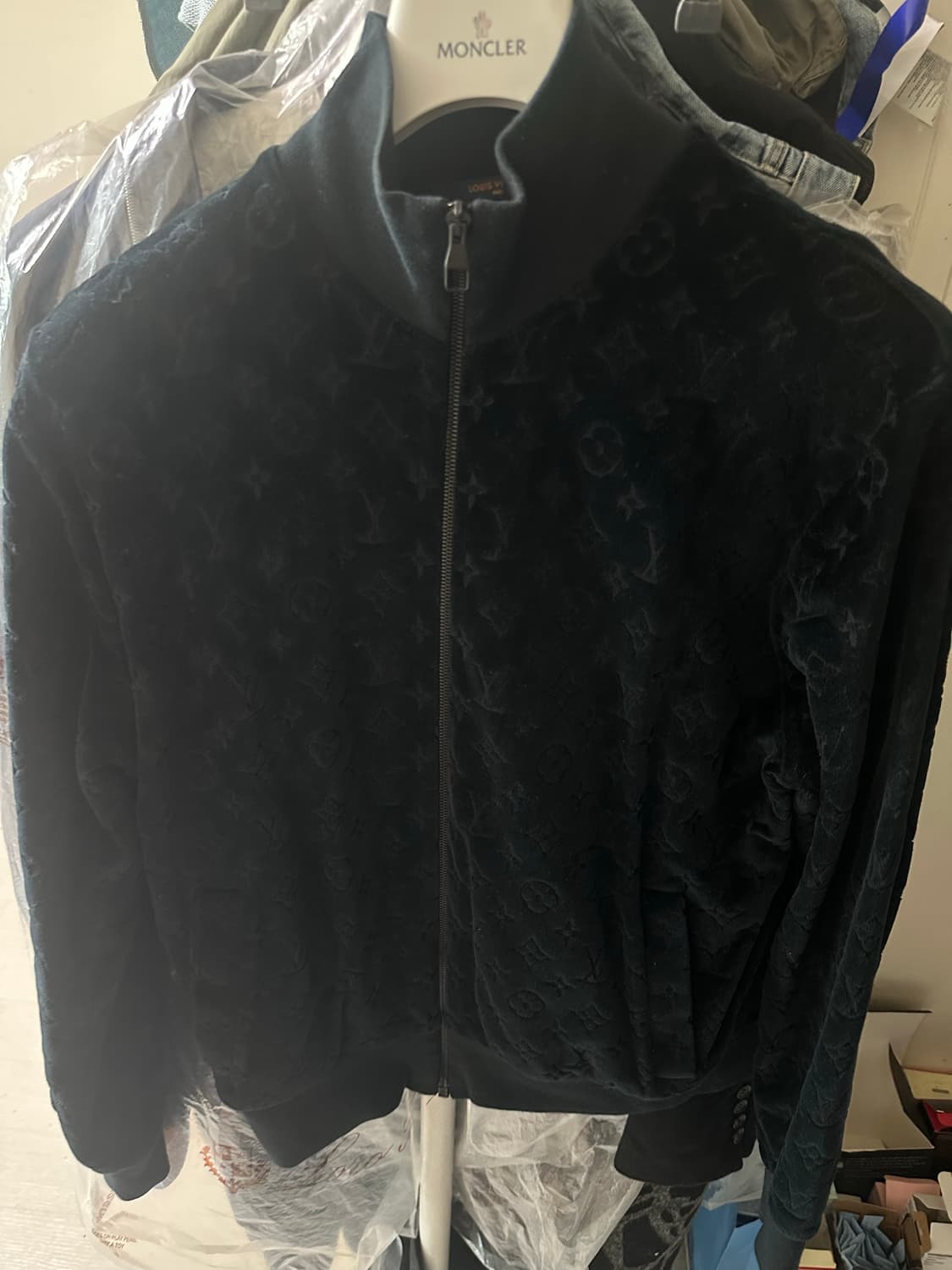 [L] 루이비통 벨벳 풀모노그램 블랙 집업 자켓 상품이미지1