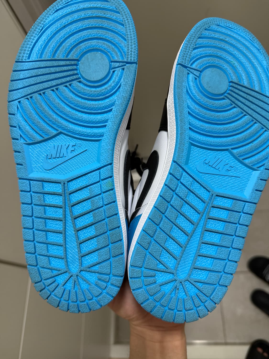 판매) 조던1 로우 OG 블랙 앤 다크 파우더블루 상품이미지2