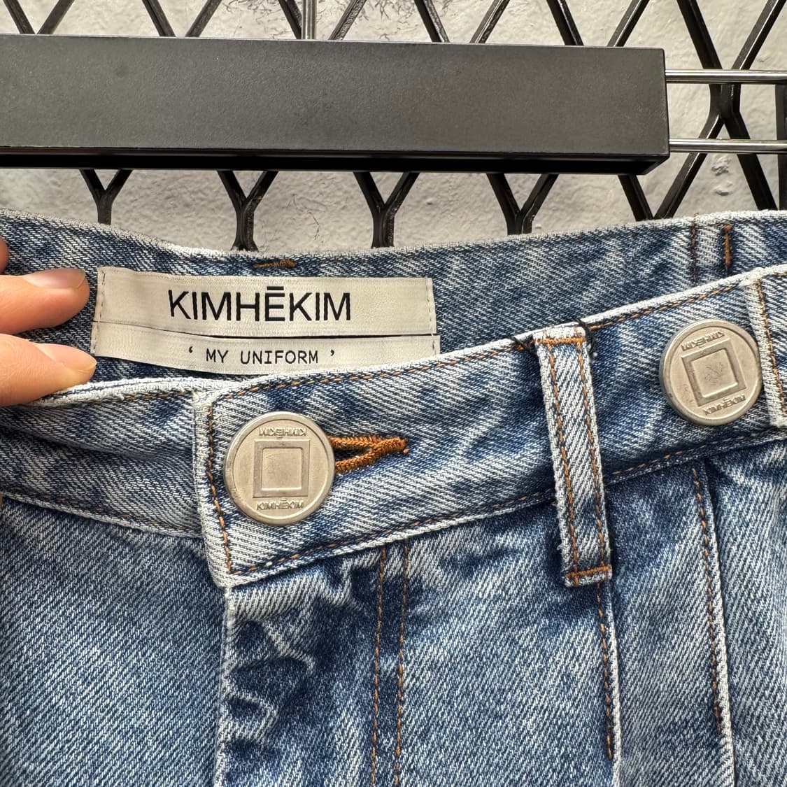 김해김 데님 팬츠 멀티 버튼 디테일 연청 상품이미지5