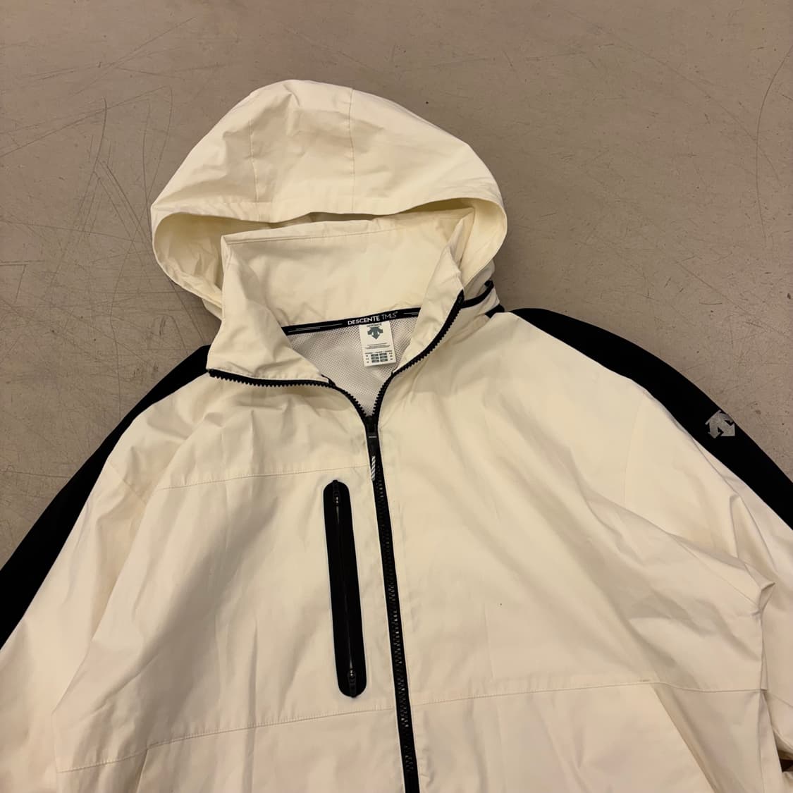 데상트 투톤 바람막이 상품이미지2