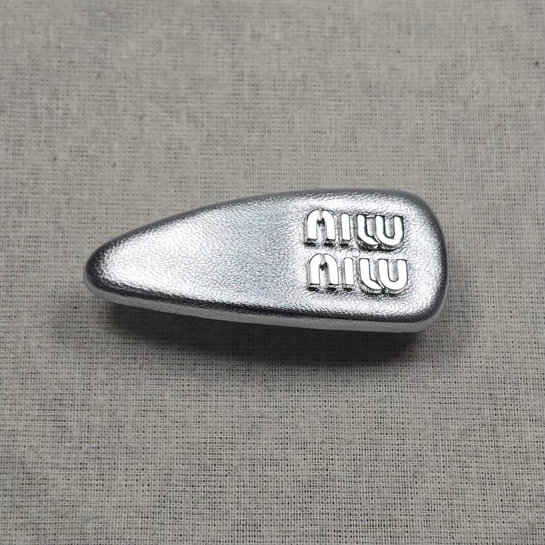 미우미우 로고 나파 가죽 헤어클립 상품이미지2