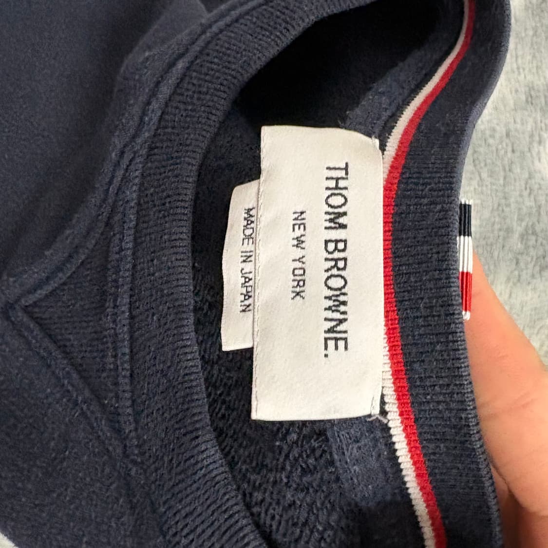 톰브라운 사선완장 맨투맨 네이비 2사이즈 상품이미지3