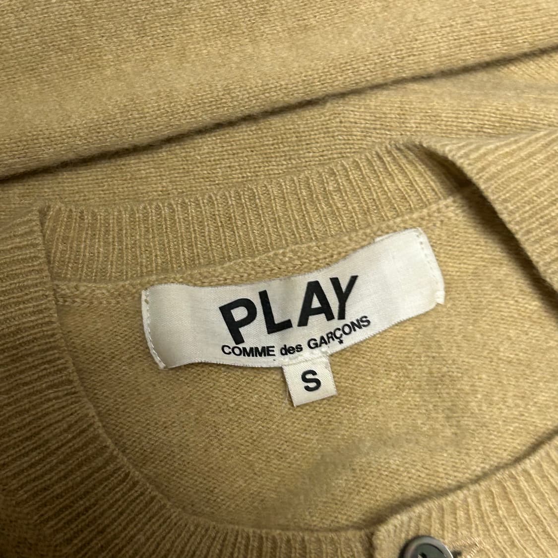 S 꼼데가르송 여성용 화이트 하트 와펜 가디건  상품이미지4