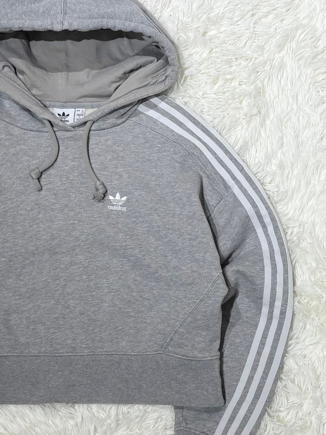 아디다스 그레이 삼선 크롭 후드 상품이미지5
