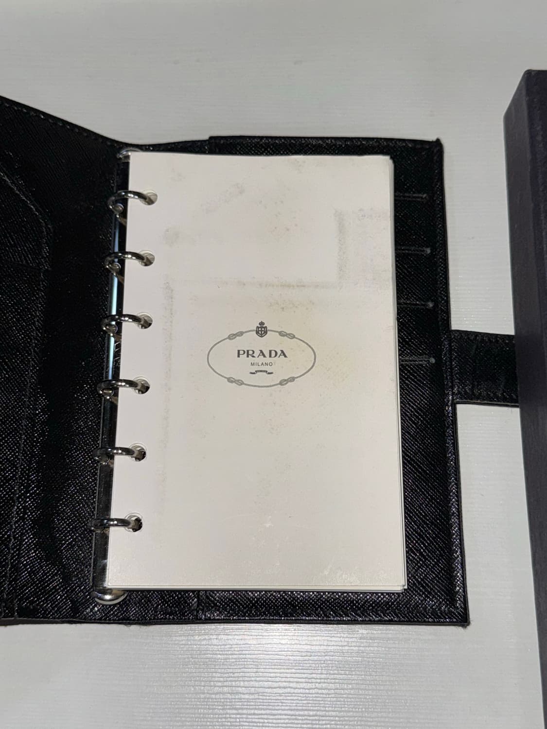 무료배송)프라다 A7 사이즈 다이어리 블랙 (박스포함) 상품이미지3