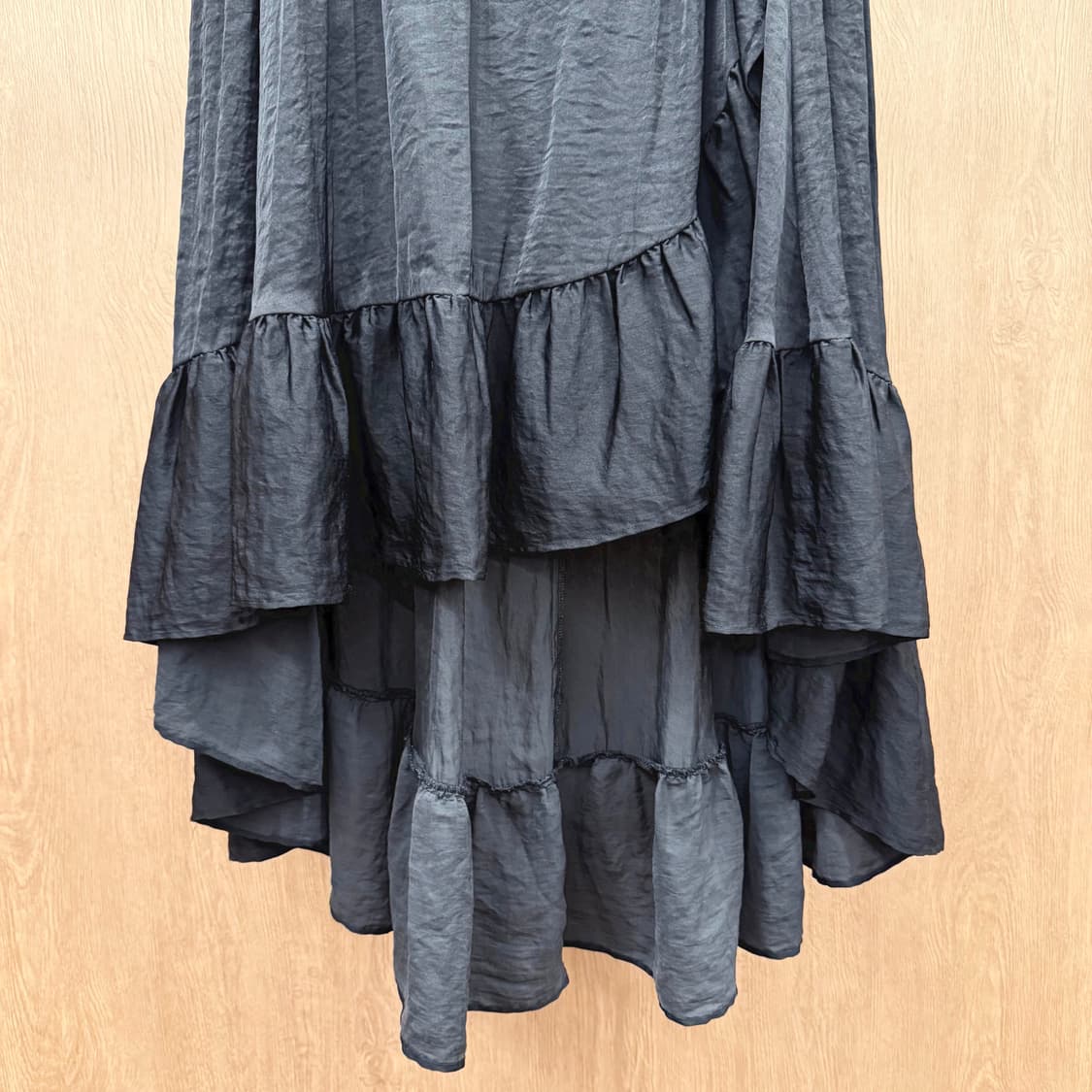 마쥬 언발란스 랩스타일 밴딩 롱 스커트 프릴 레이어드 디테일 블랙 상품이미지5