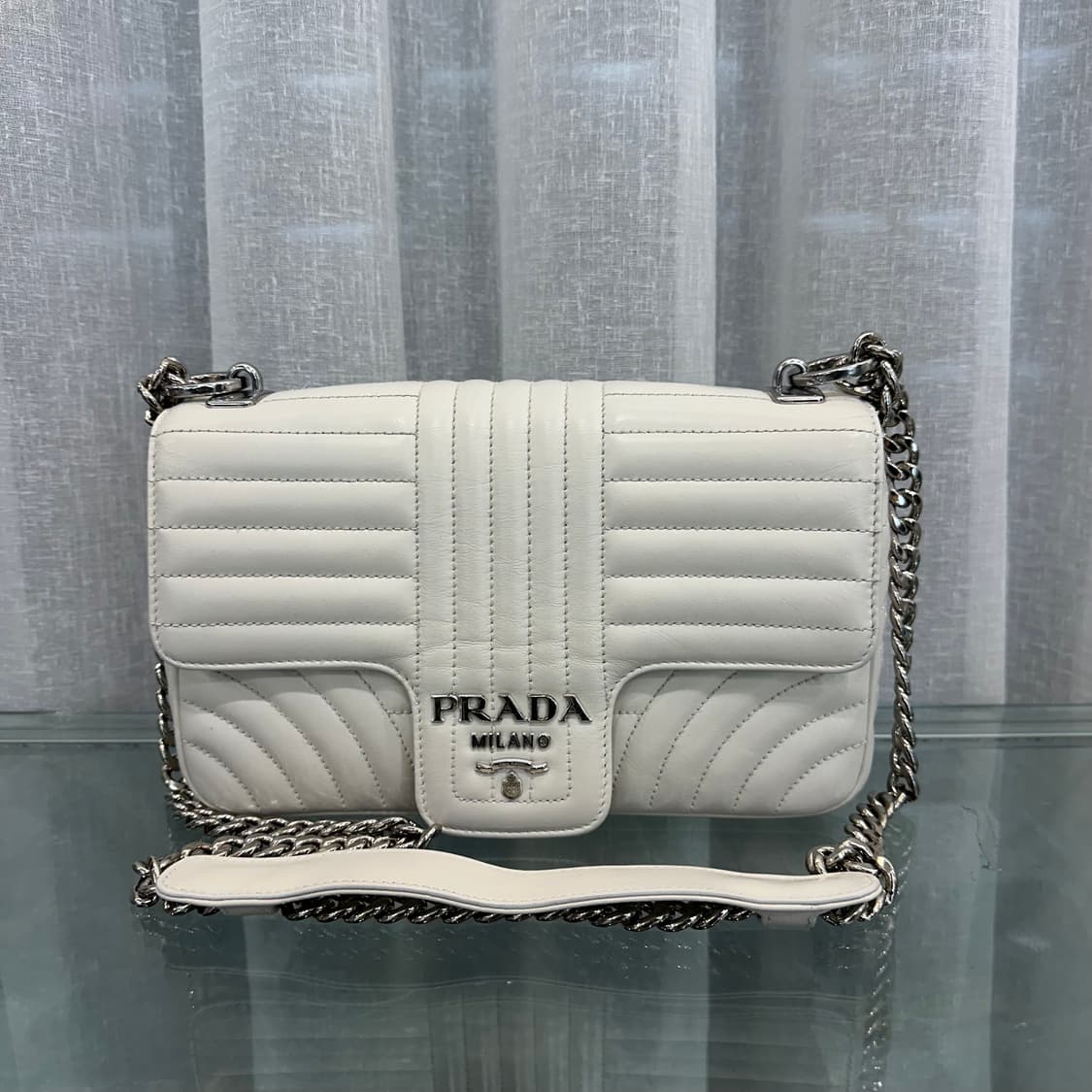 프라다 다이어그램 화이트 체인 숄더백 상품이미지1