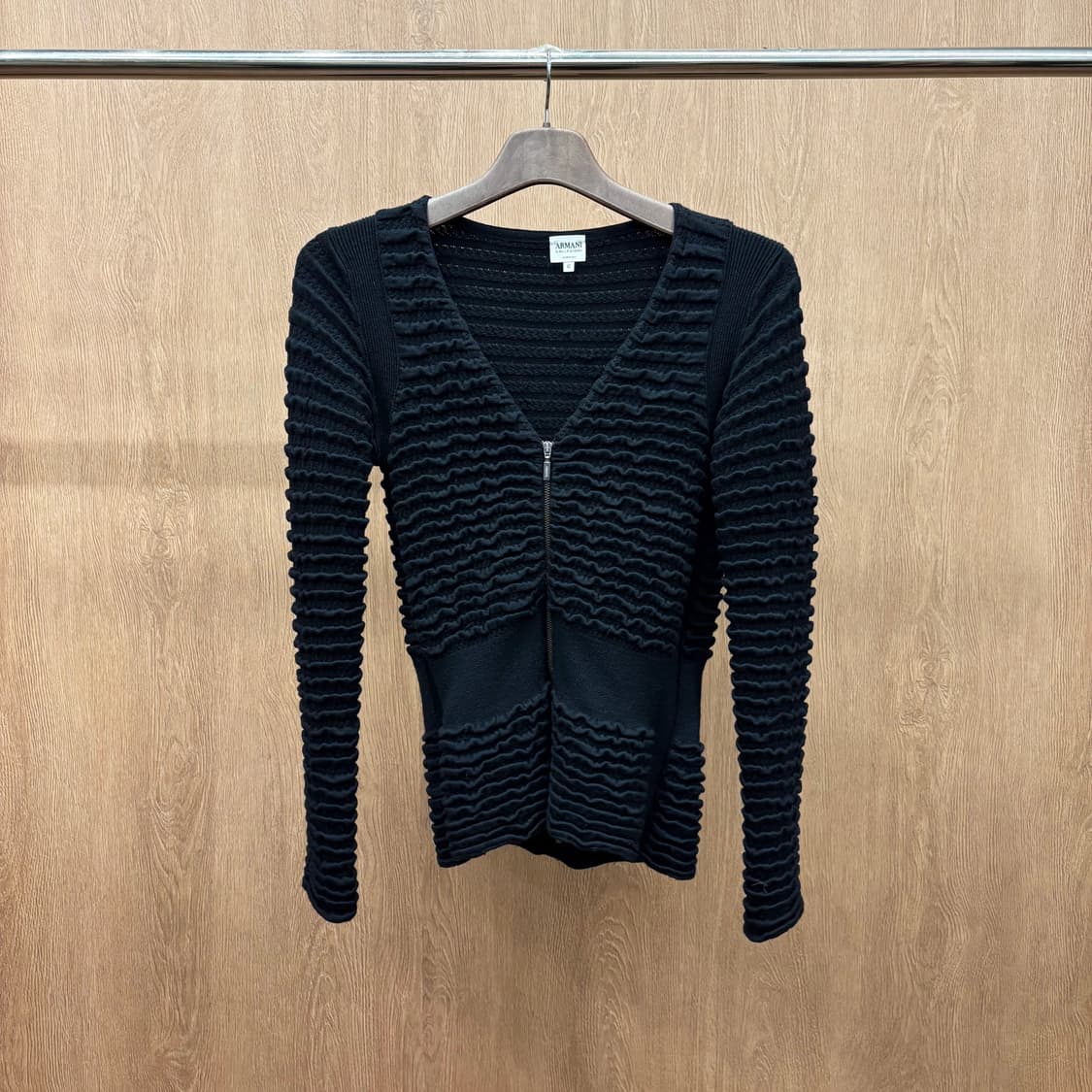 아르마니 꼴레지오니 브이넥 긴팔 집업 니트 웨이브 텍스처 디테일 블랙 상품이미지2