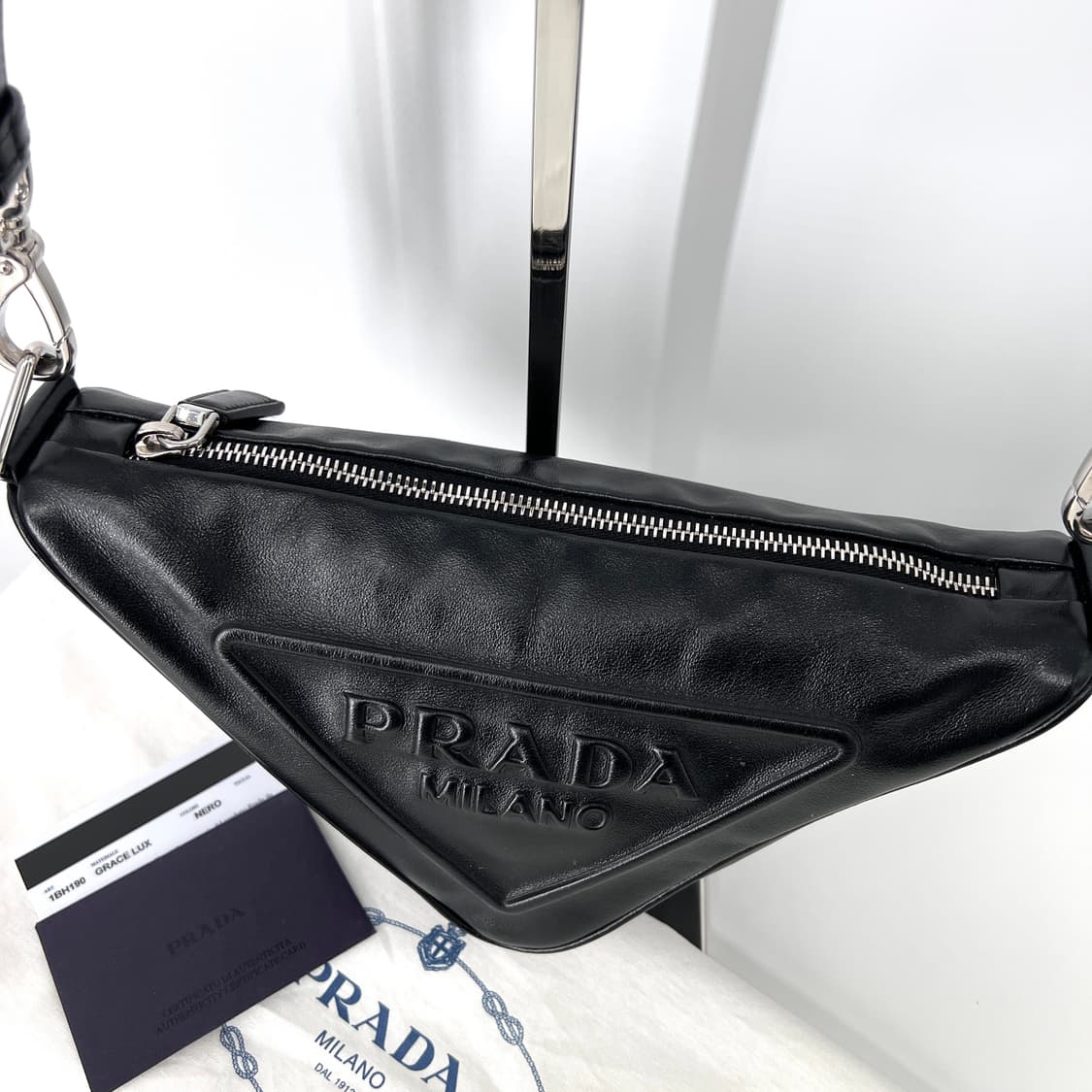 프라다 트라이앵글 레더 숄더백 크로스백 블랙 (1BH190) 상품이미지5