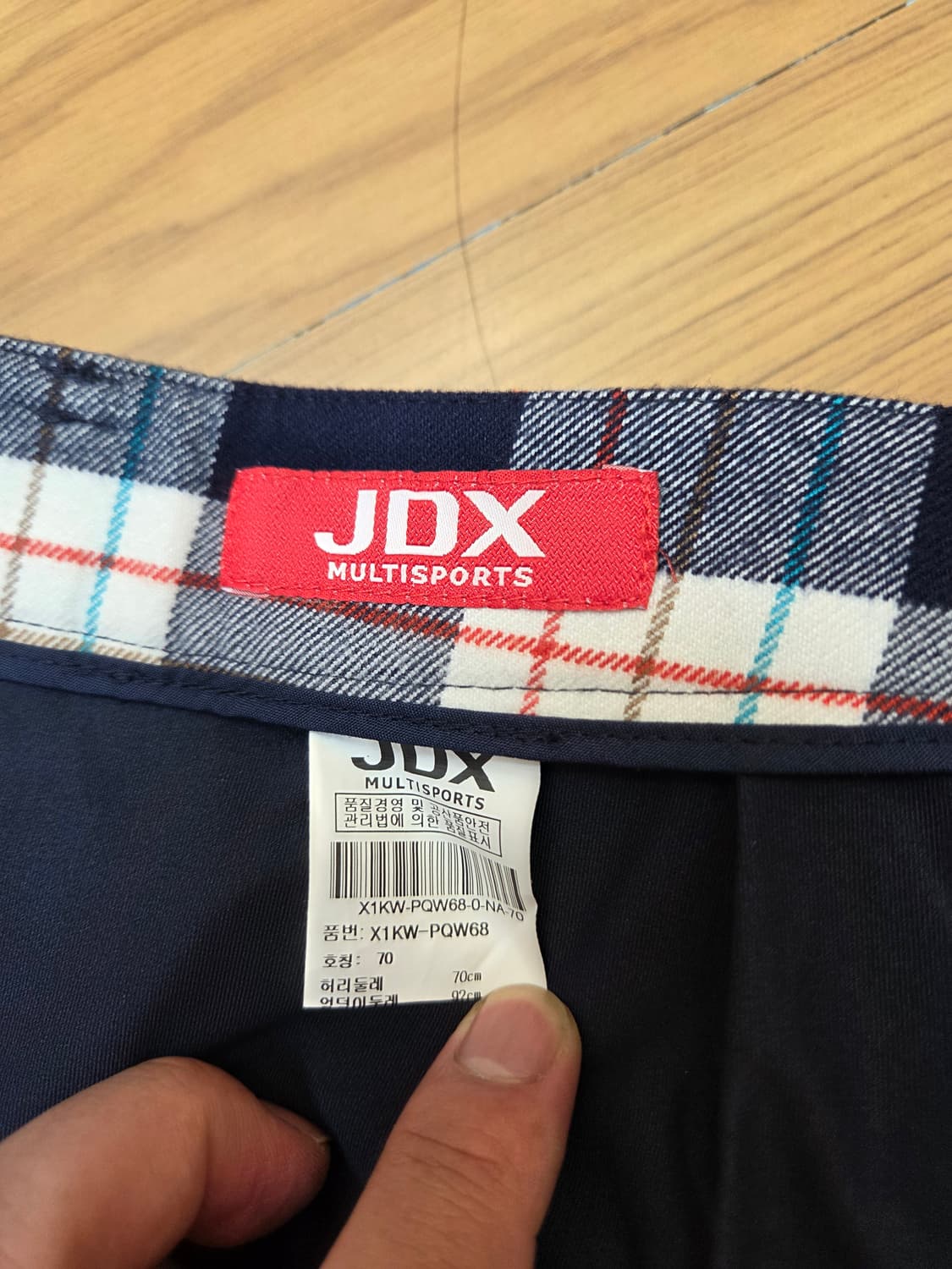 JDX 멀티스포츠 여성 골프 스커트입니다. 네이비 바탕에 흰색, 빨간색, 상품이미지4