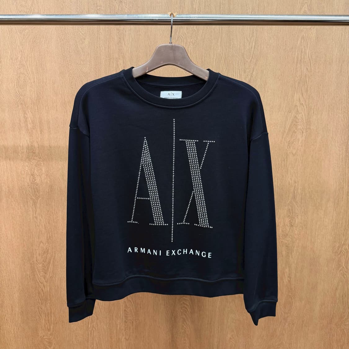 아르마니 익스체인지 맨투맨 아이콘 로고 스터드 라인 스톤 디테일 블랙 상품이미지2