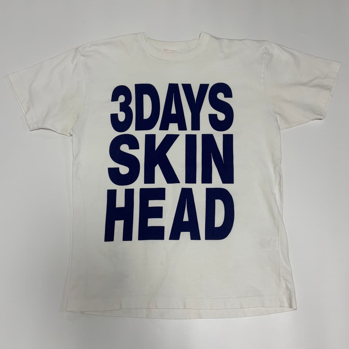'3DAYS SKIN HEAD' 그래픽 화이트 티셔츠 상품이미지1