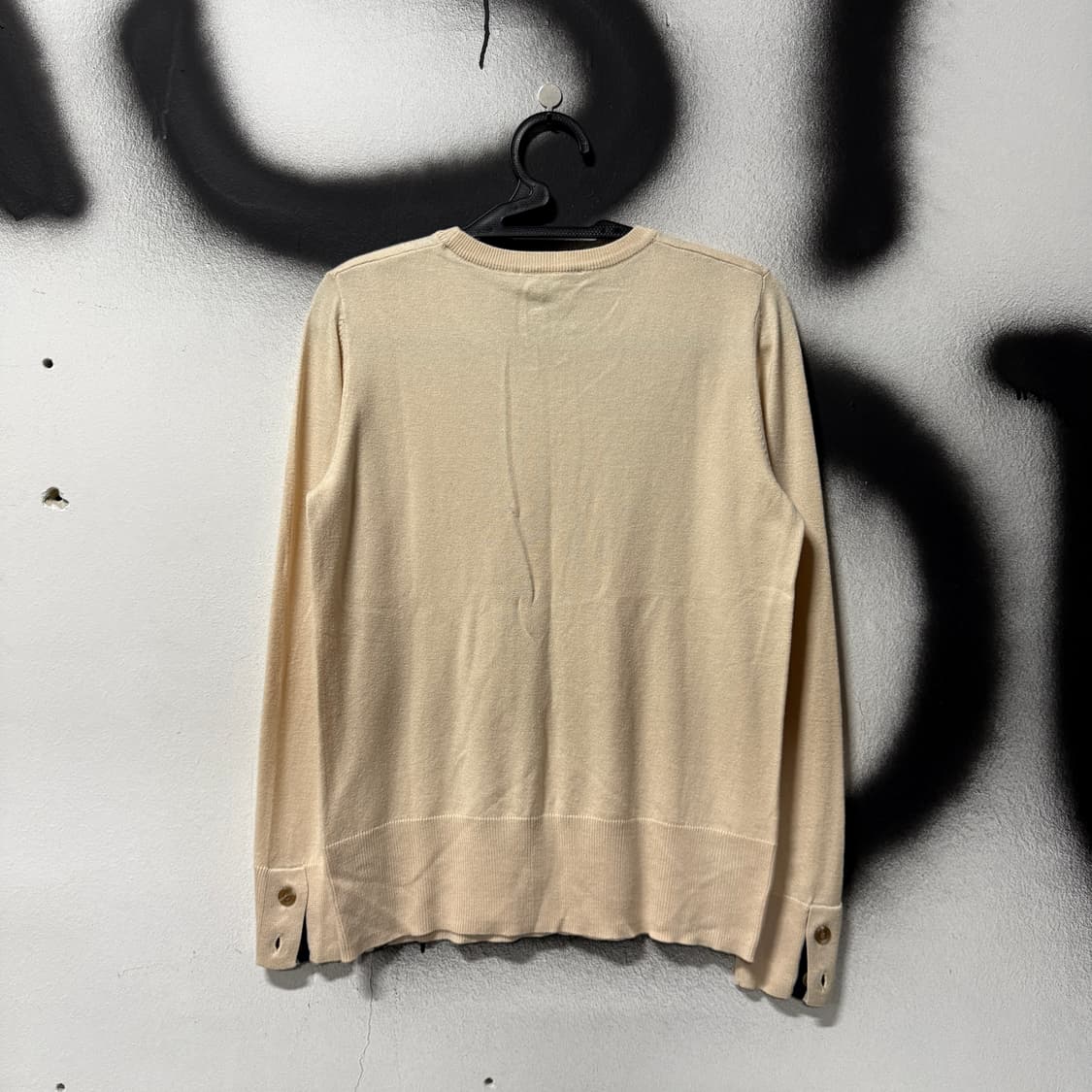 아쿠아스큐텀 스냅 디테일 아이보리 니트 상품이미지2