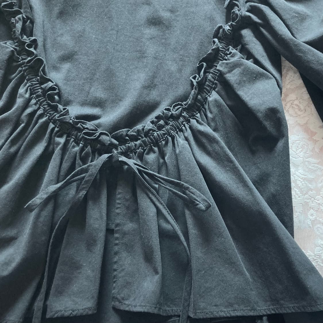 Sculpted back ruffle shirt 상품이미지4