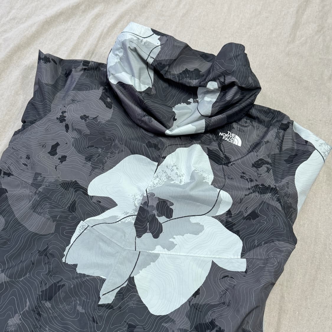 노스페이스 해외판 카모 플라워 바람막이 XL 상품이미지3
