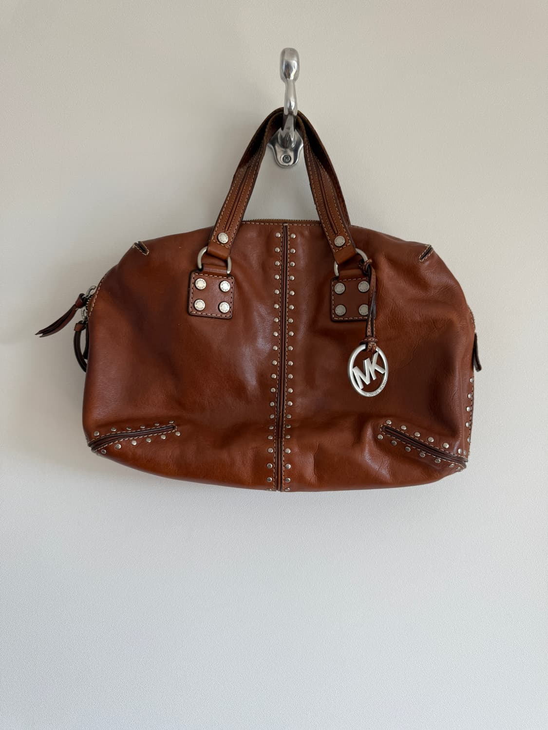 마이클코어(MICHAEL KORS) 스터드 레더 토트백 상품이미지1