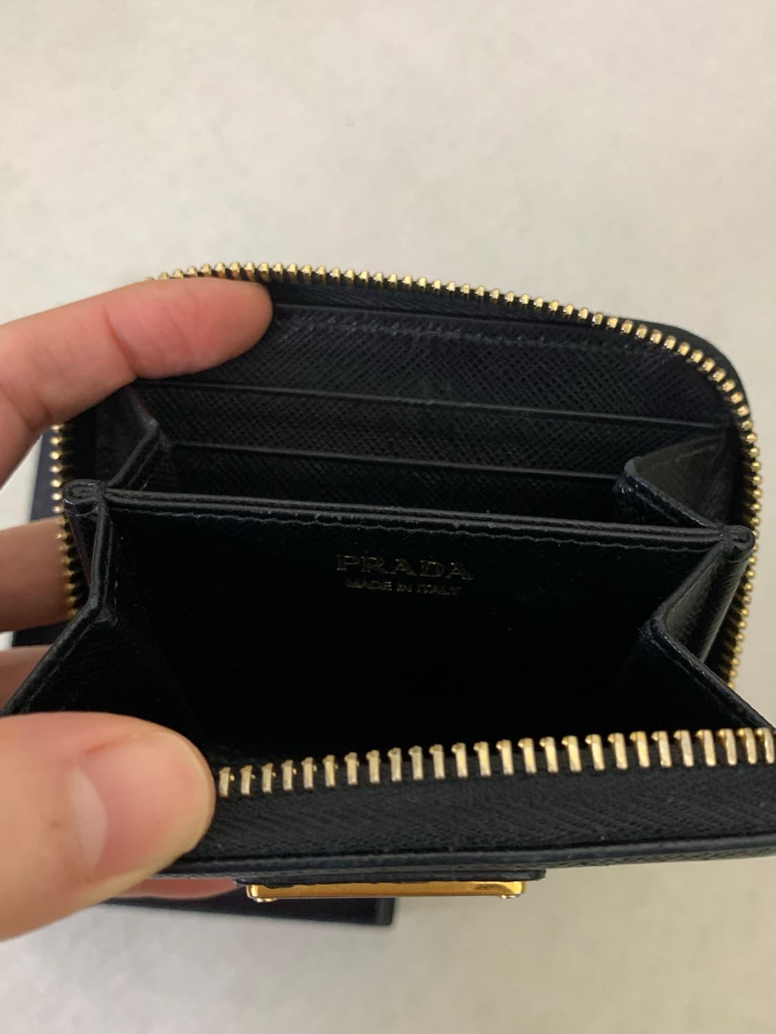 프라다 삼각로고 사피아노 지퍼돌이 지갑 상품이미지7