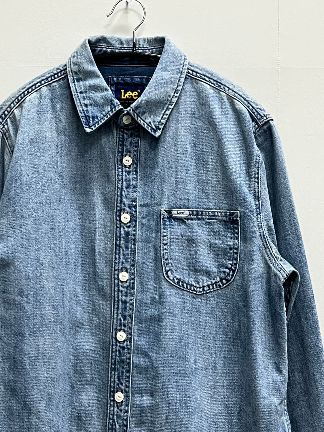 LEE 스탠다드핏 워시드 데님 셔츠 상품이미지3