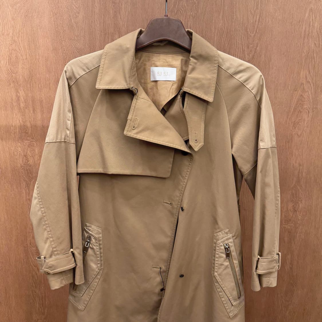 SJSJ 트렌치 코트 언밸런스 플랩 더블 여밈 디테일 베이지 상품이미지4