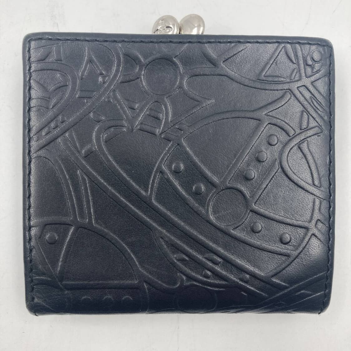 비비안 웨스트우드 가죽 엠보싱 패턴 지갑 상품이미지2