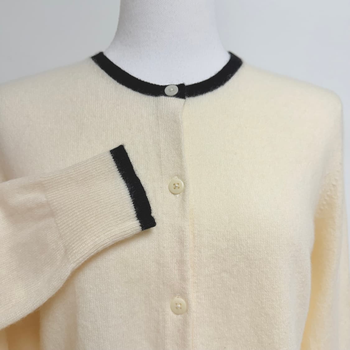 [캐시미어 100%] 유니클로 아이보리 블랙 배색 가디건 L 상품이미지4