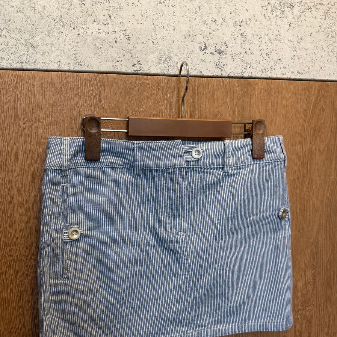 아페쎄 미니 스커트 히코리 스트라이프 패턴 버튼 포켓 디테일 블루 상품이미지3