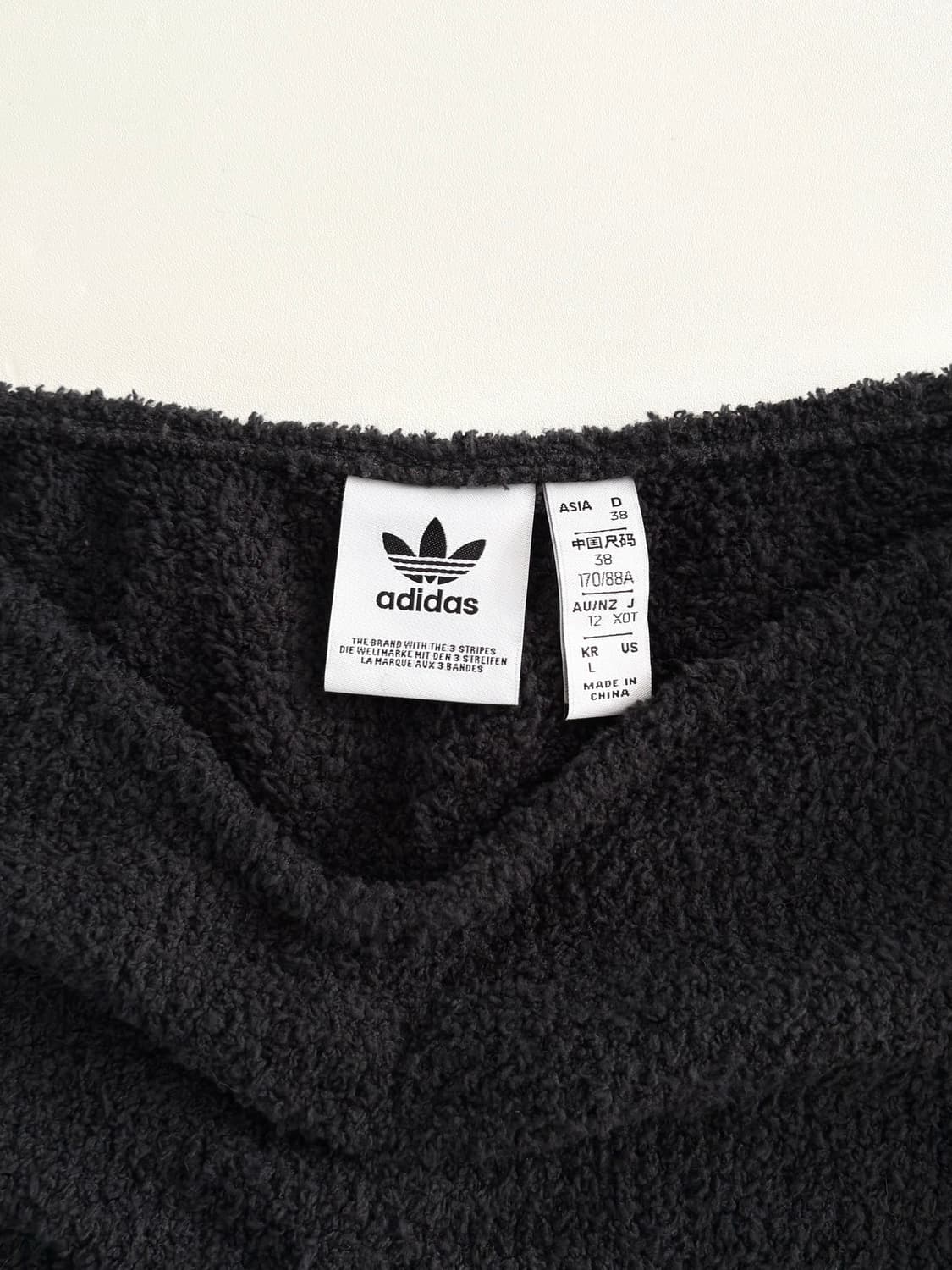 Adidas 아디다스 블랙 컬러 플러피 오프숄더 크롭탑 상품이미지6