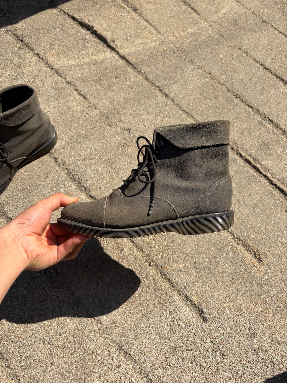 230) Dr. Martens 브라운 스웨이드 레이스업 부츠  상품이미지3