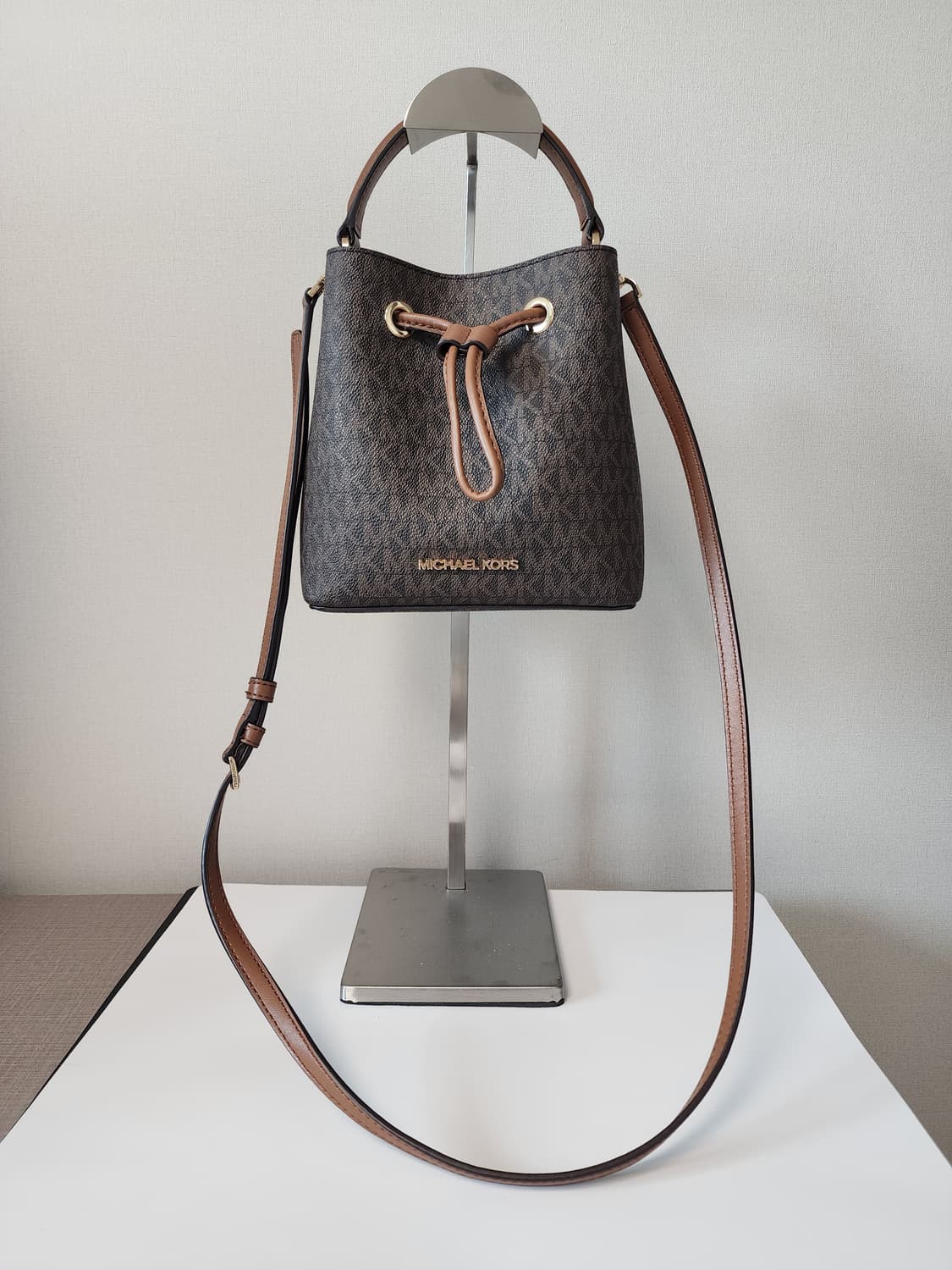 마이클코어스 MK로고 미니 버킷백  상품이미지2