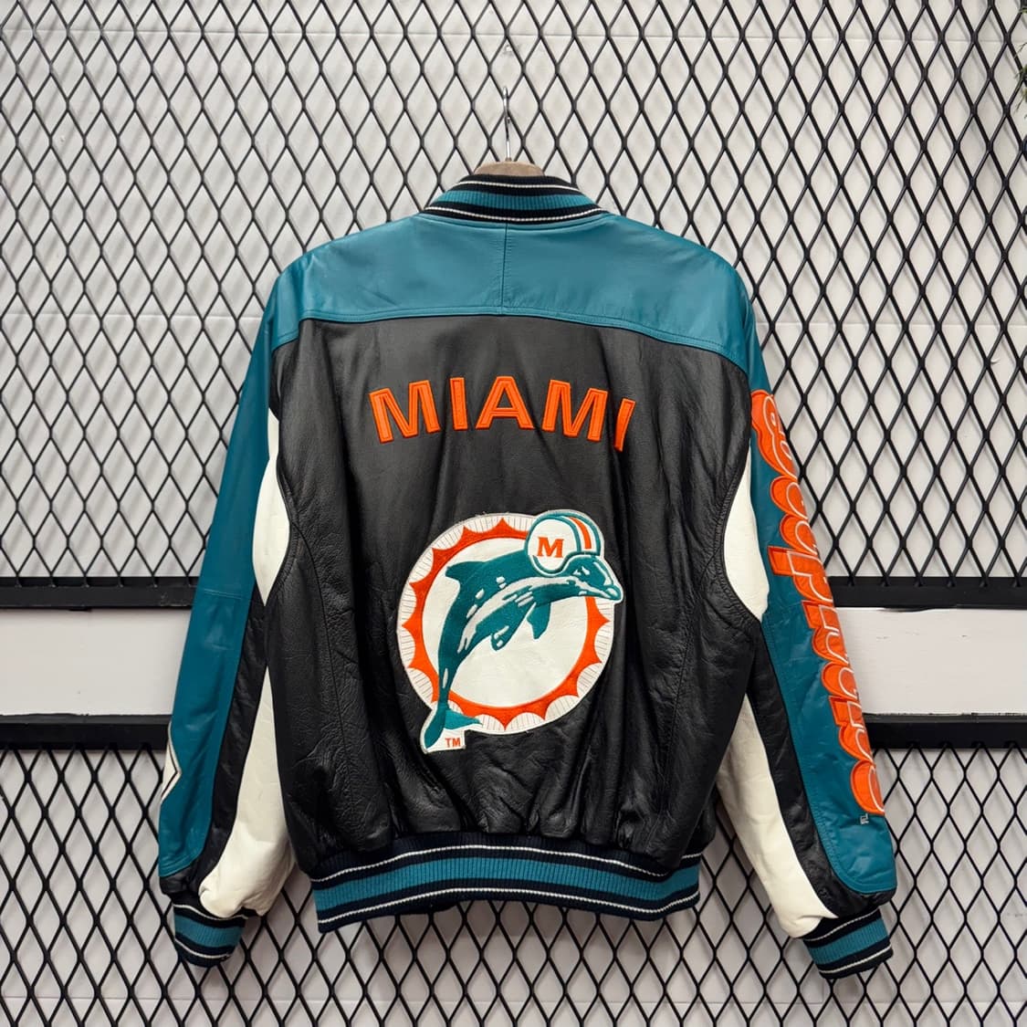 90s G-lll 칼뱅크 레더 바시티자켓 NFL 마이애미 돌핀스 블랙 상품이미지2