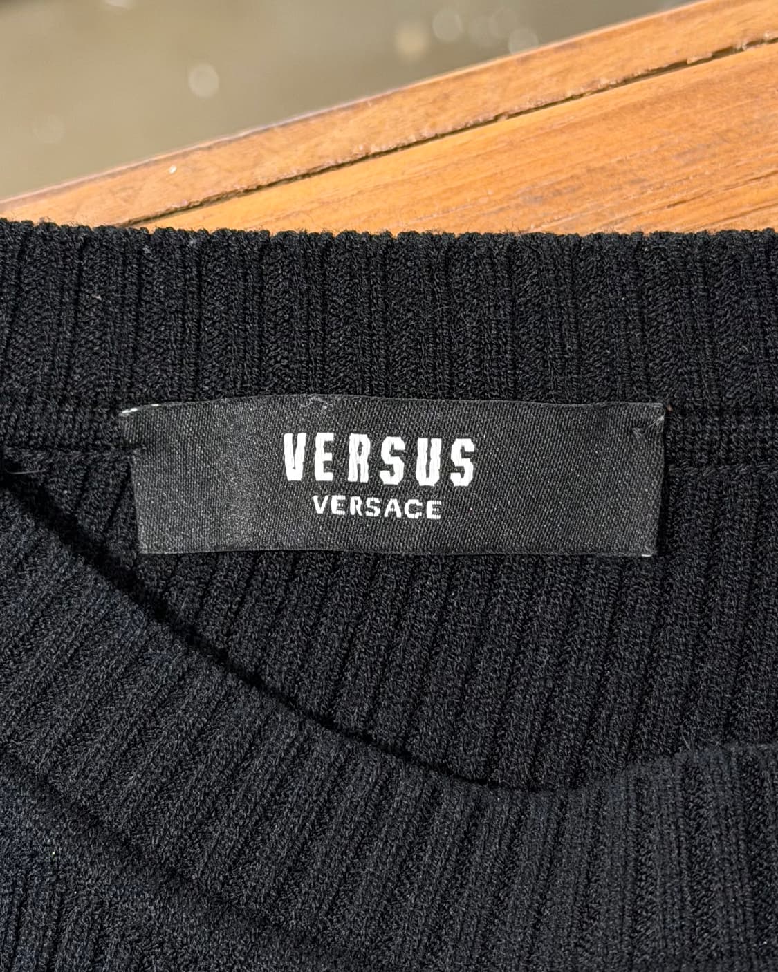 베르수스 베르사체 블랙 컷아웃 골드 세이프핀 장식 니트 상품이미지7