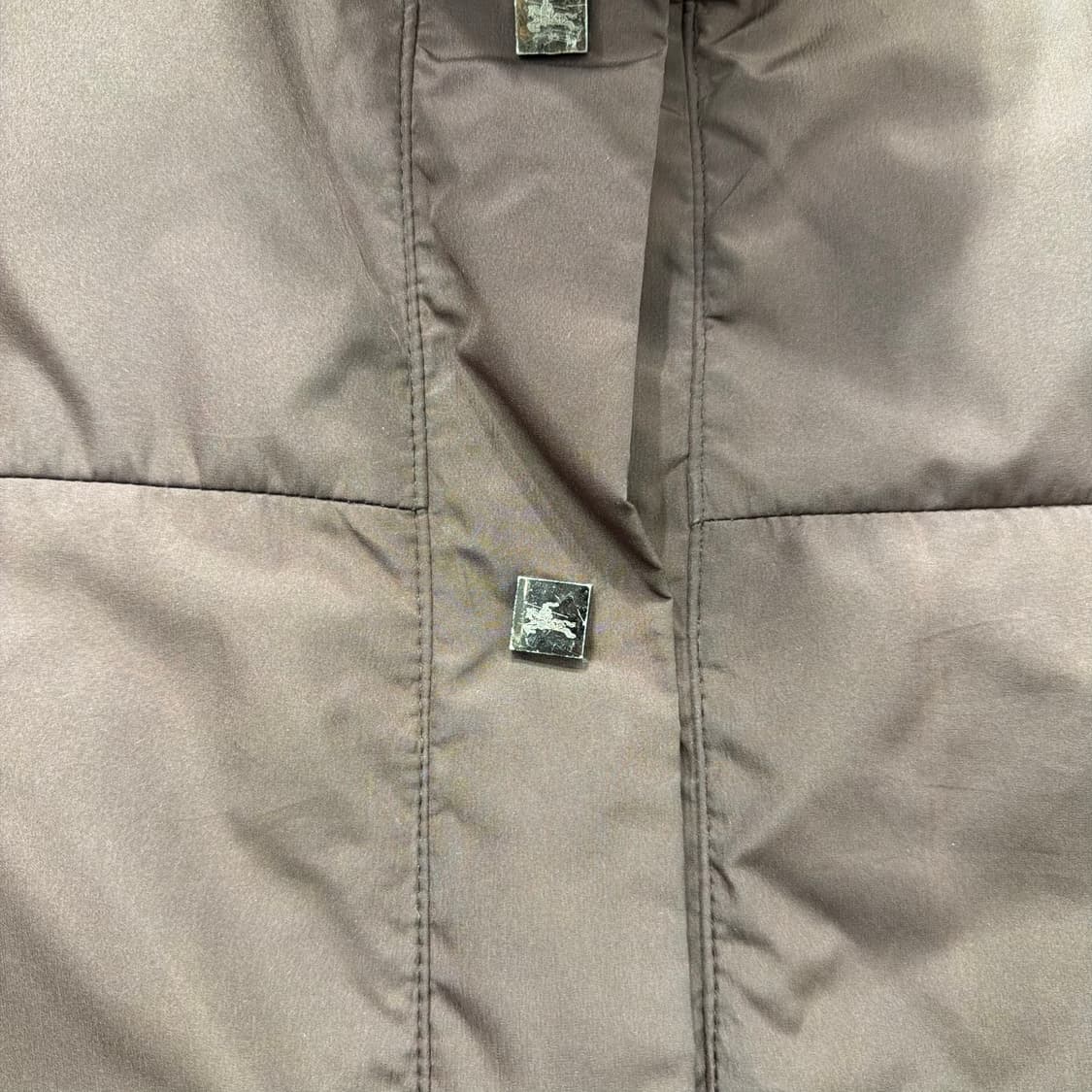 버버리 런던 경량 패딩 코트 로고 각인 버튼 디테일 레귤러핏 브라운 상품이미지6