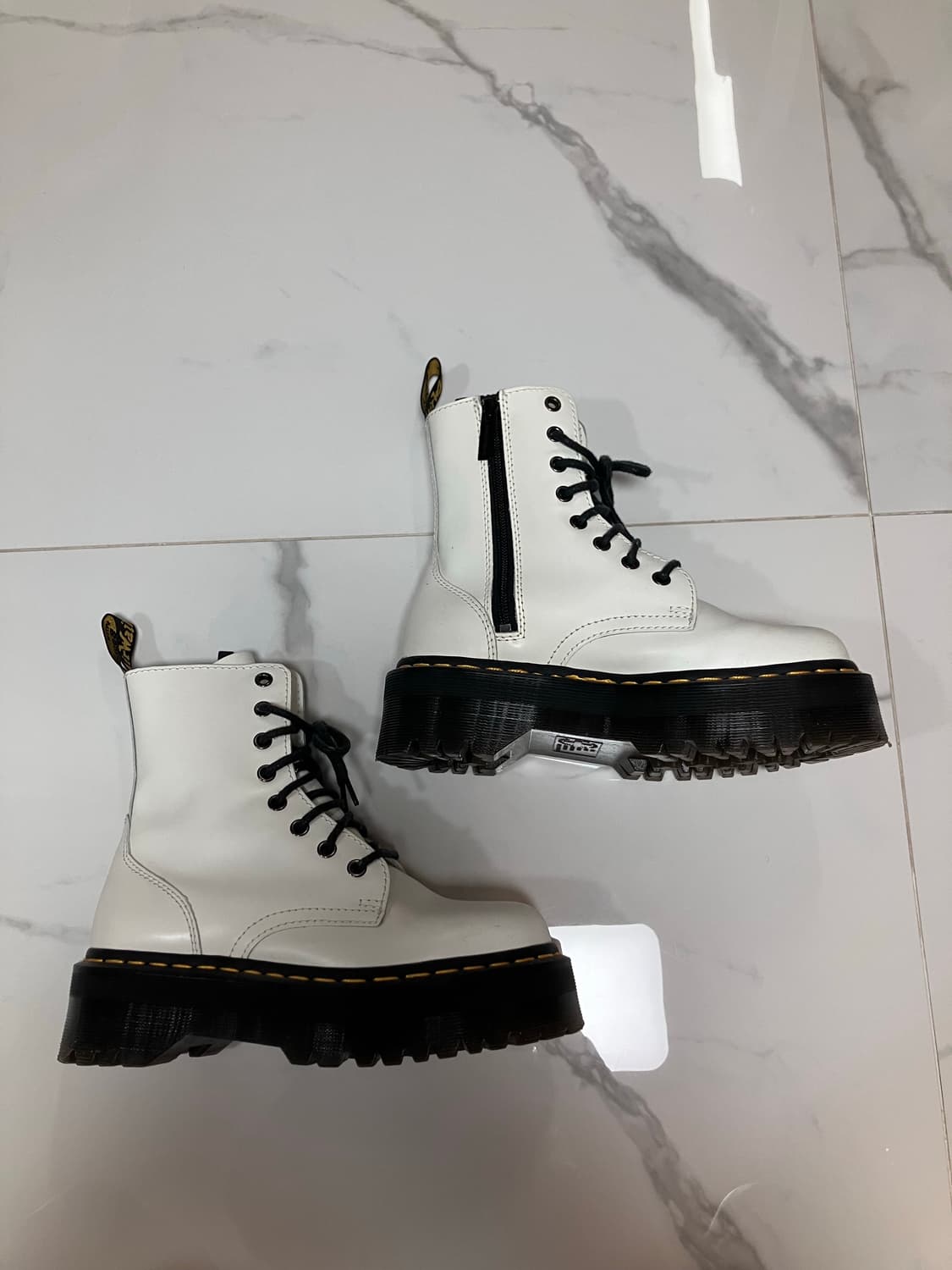 닥터마틴 제이든 화이트 uk4 딱 1번신은 새거 상품이미지3