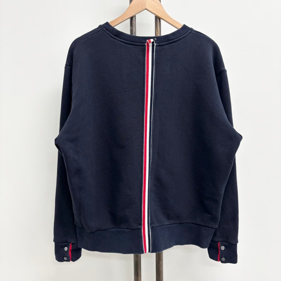 [4]톰브라운 백삼선 맨투맨  상품이미지1