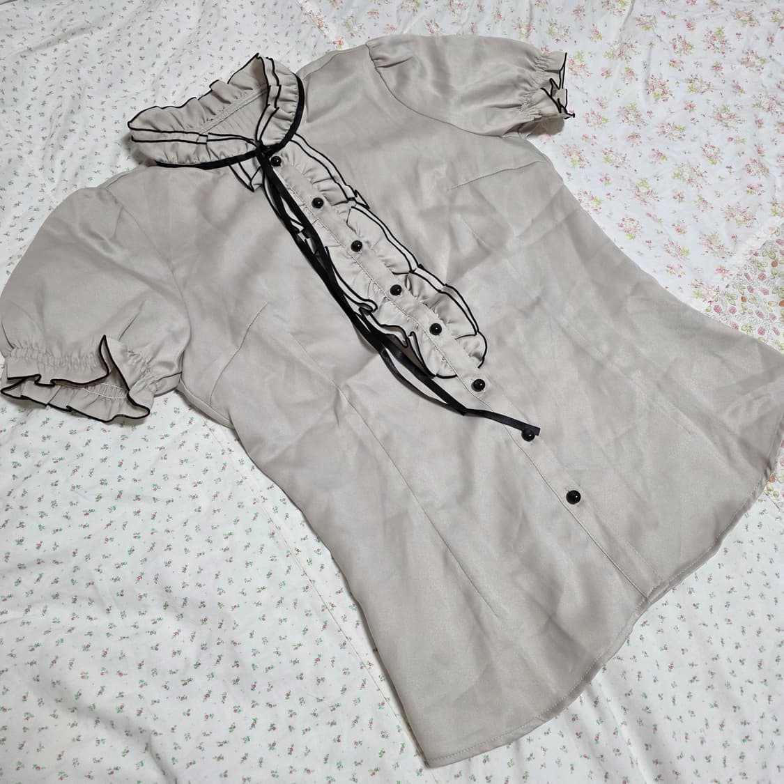 긱시크 프릴 반팔 리본 고딕 공겜여주 블라우스
갸루일브히메갸루 상품이미지2