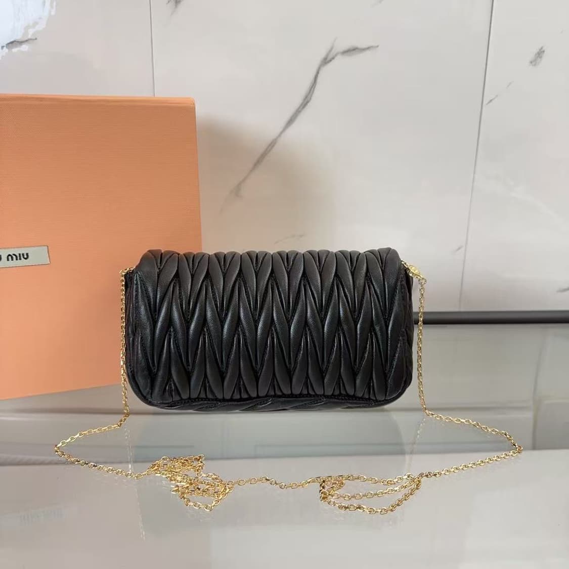 미우 미우 마테라쎄 나파 가죽 미니백 블랙 상품이미지2