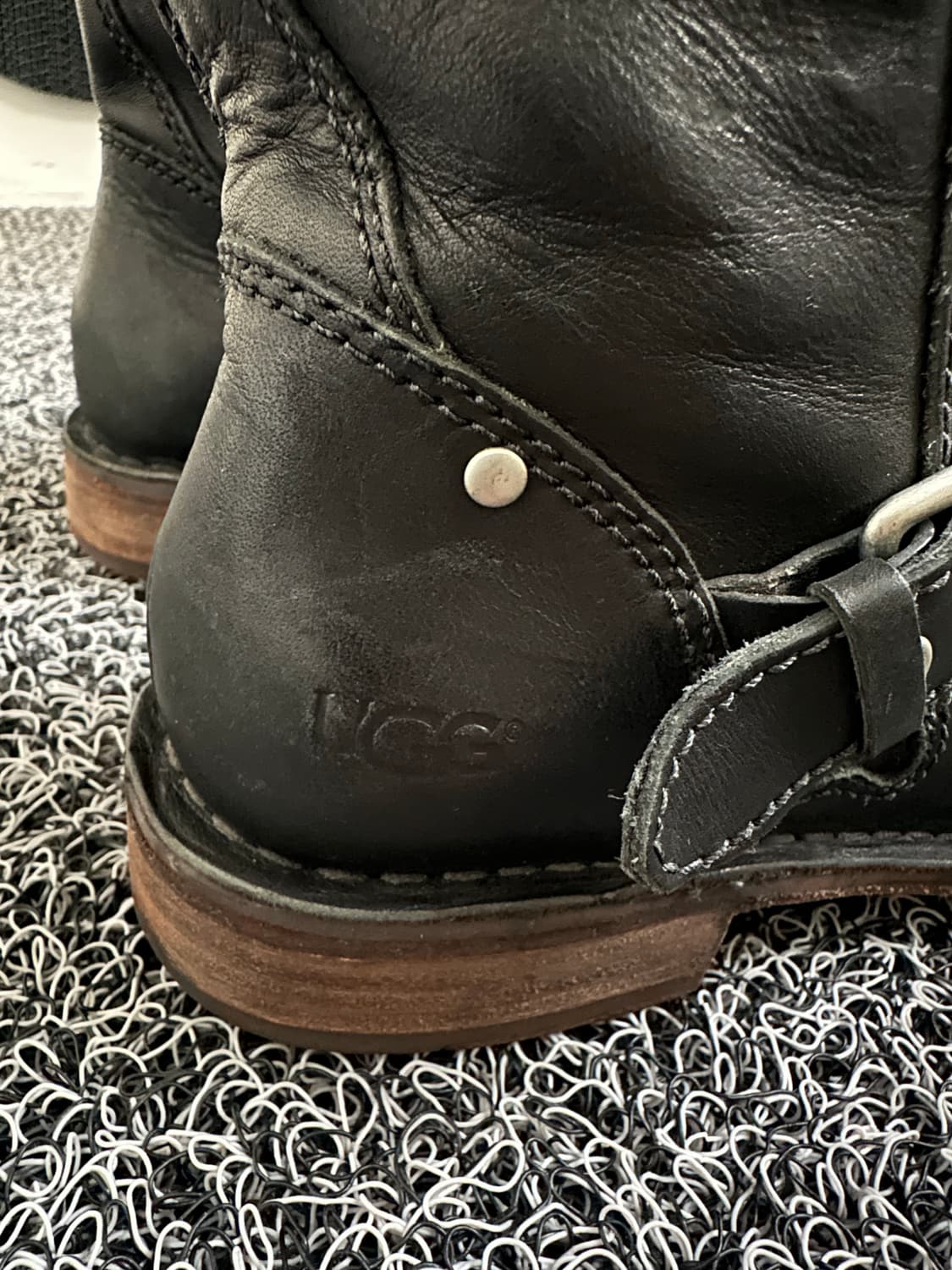 UGG 블랙 가죽 앵클 부츠 240 상품이미지4