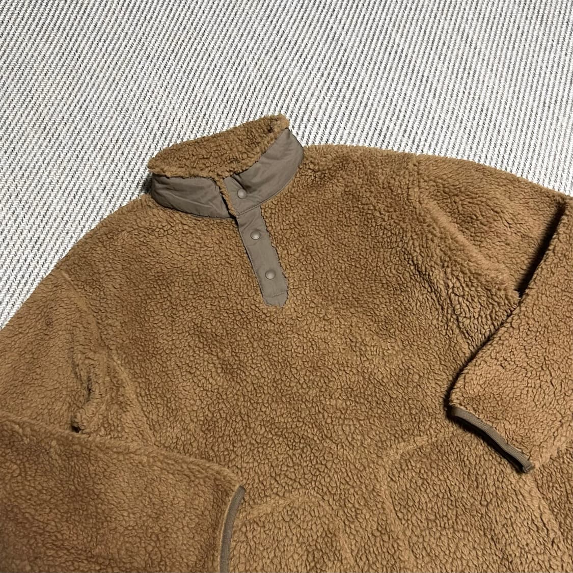 [L] Uniqlo x 화이트 마운티니어링 헨리넥 후리스 풀오버 상품이미지3