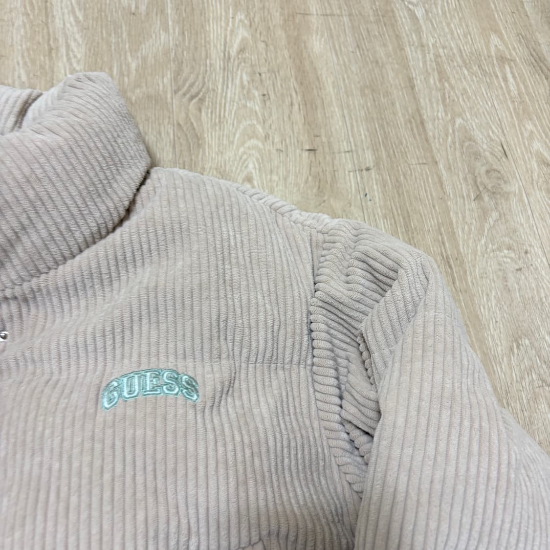 게스 덕다운 코듀로이 크롭 패딩 XS/85  상품이미지3