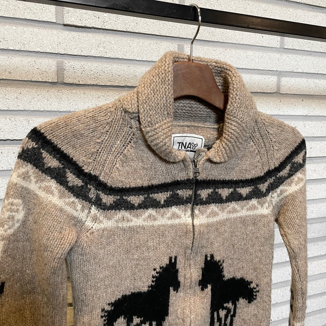 Aritzia TNA 코위찬 니트 집업 포니 그래픽 패턴 디테일 베이지 상품이미지4