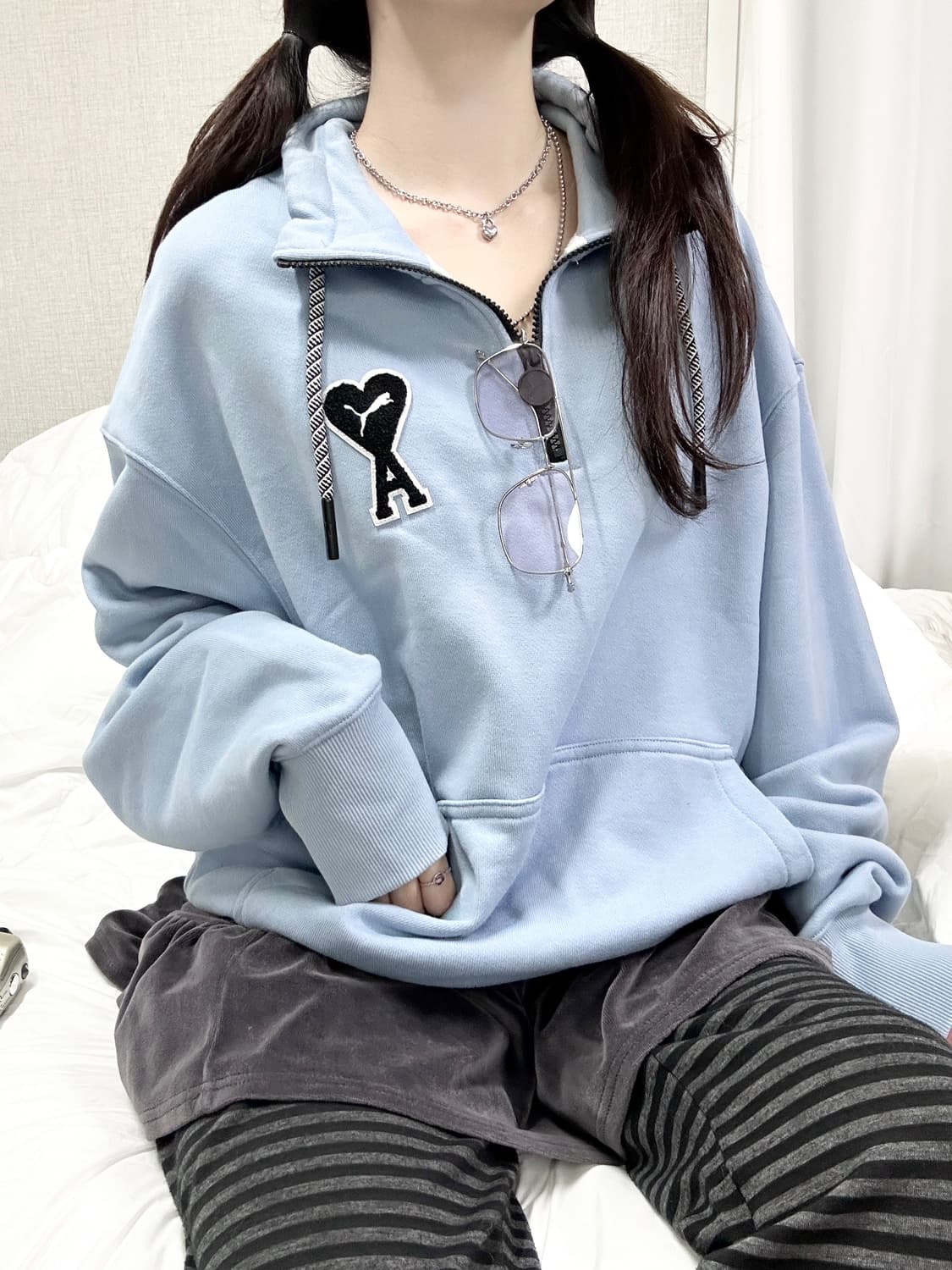 아미x푸마 부클로고 뮤트하늘 반집업 맨투맨 상품이미지3