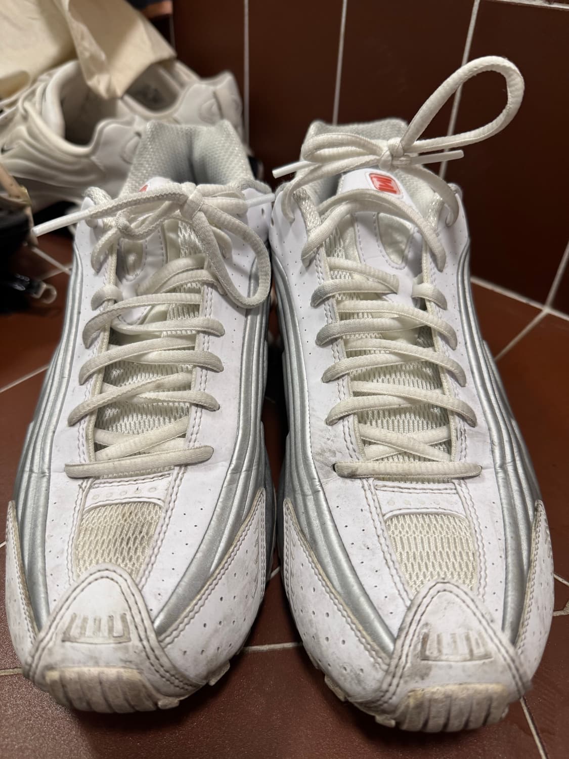 나이키 샥스 r4 메탈릭 실버 285 상품이미지1