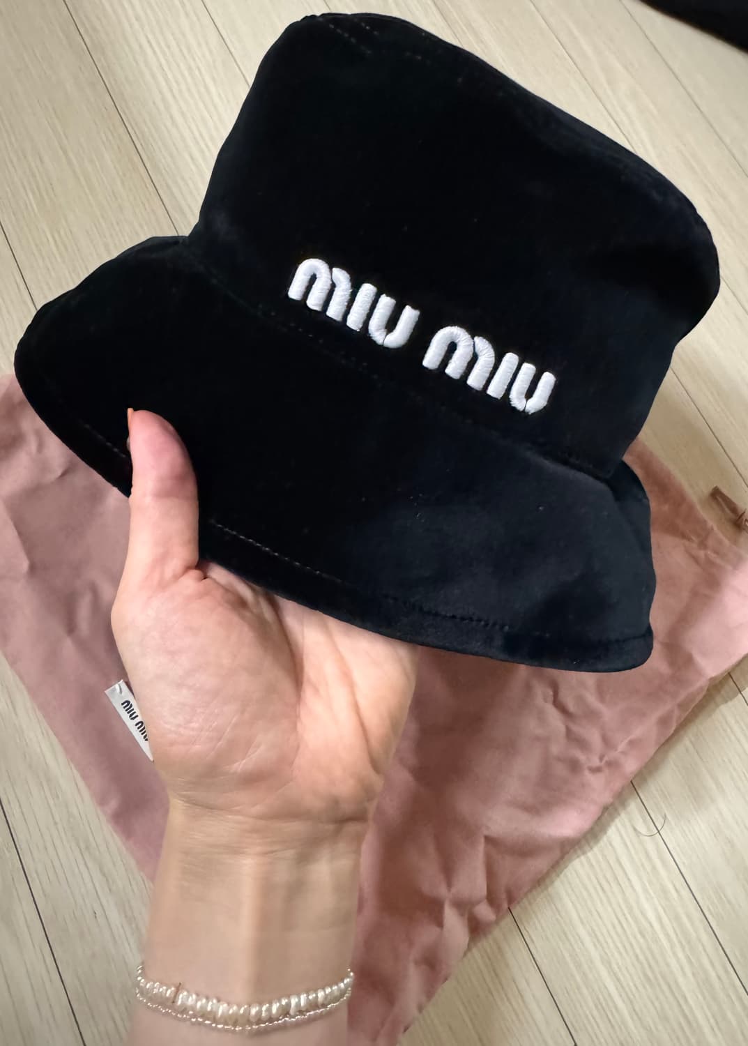 S 텍달린 새상품 정품 미우미우 miu miu 로고 벨벳 버킷햇 모자 캡 상품이미지6