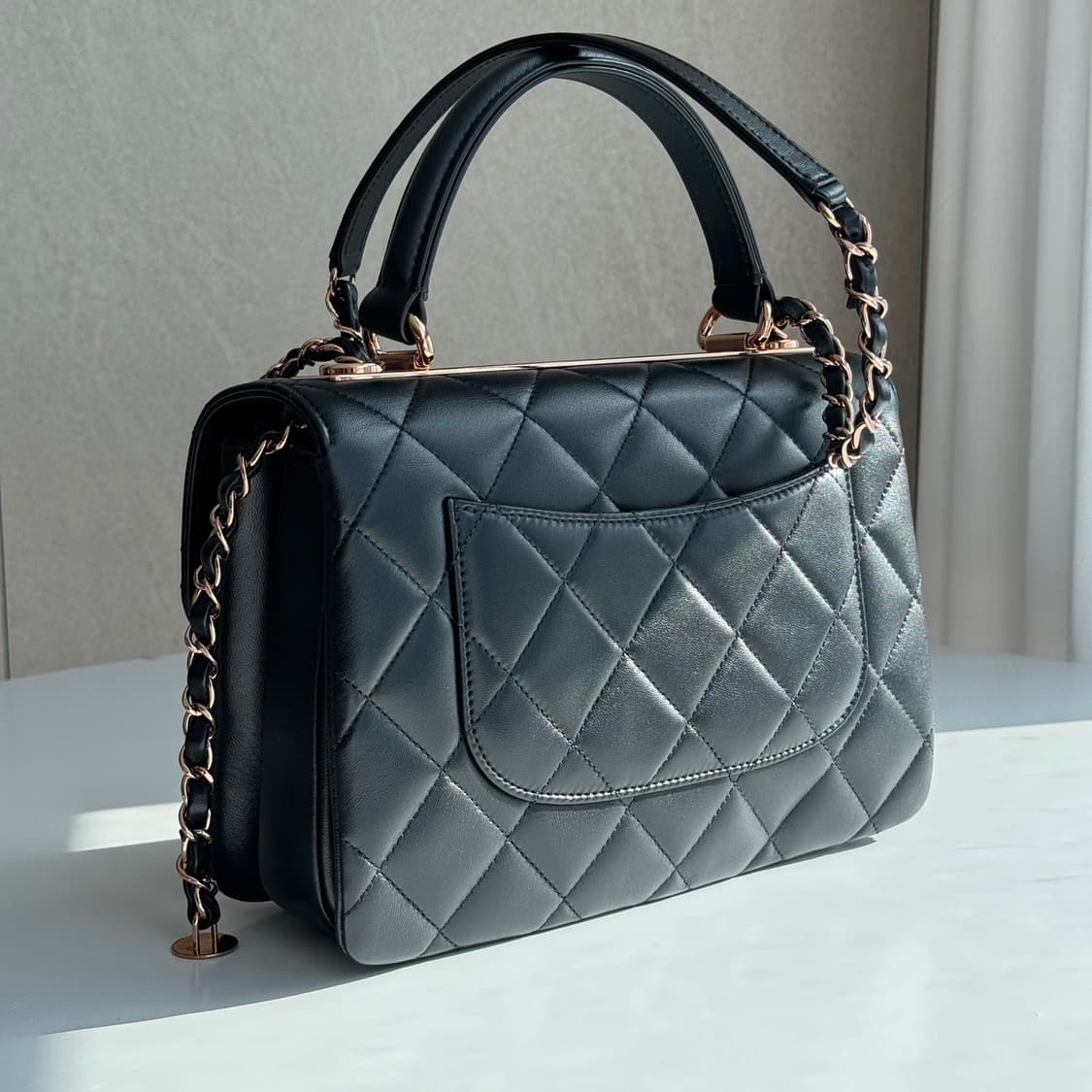 [신품급] 샤넬 트렌디 CC 탑 핸들 스몰 플랩백 블랙 금장 상품이미지5