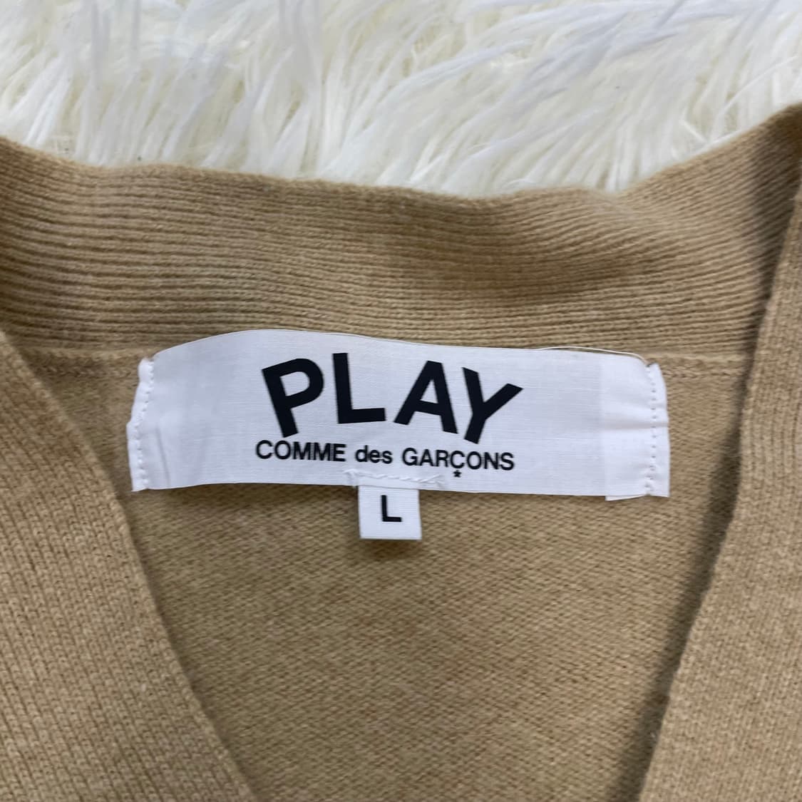 꼼데가르송 화이트 하트 와펜 브이넥 가디건 베이지 상품이미지4