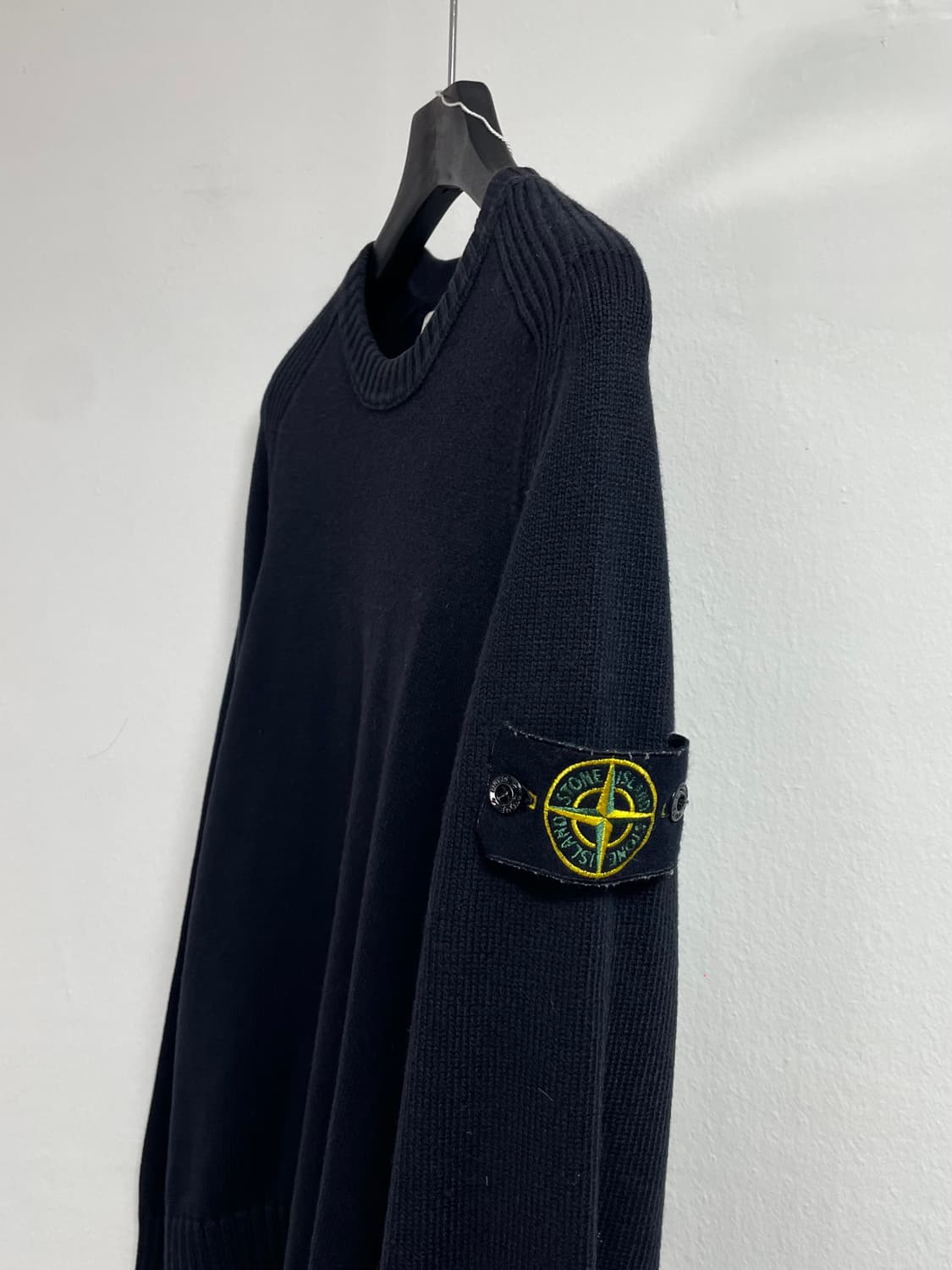 스톤아일랜드 와펜 블랙 라운드 니트 (on.476) 상품이미지2