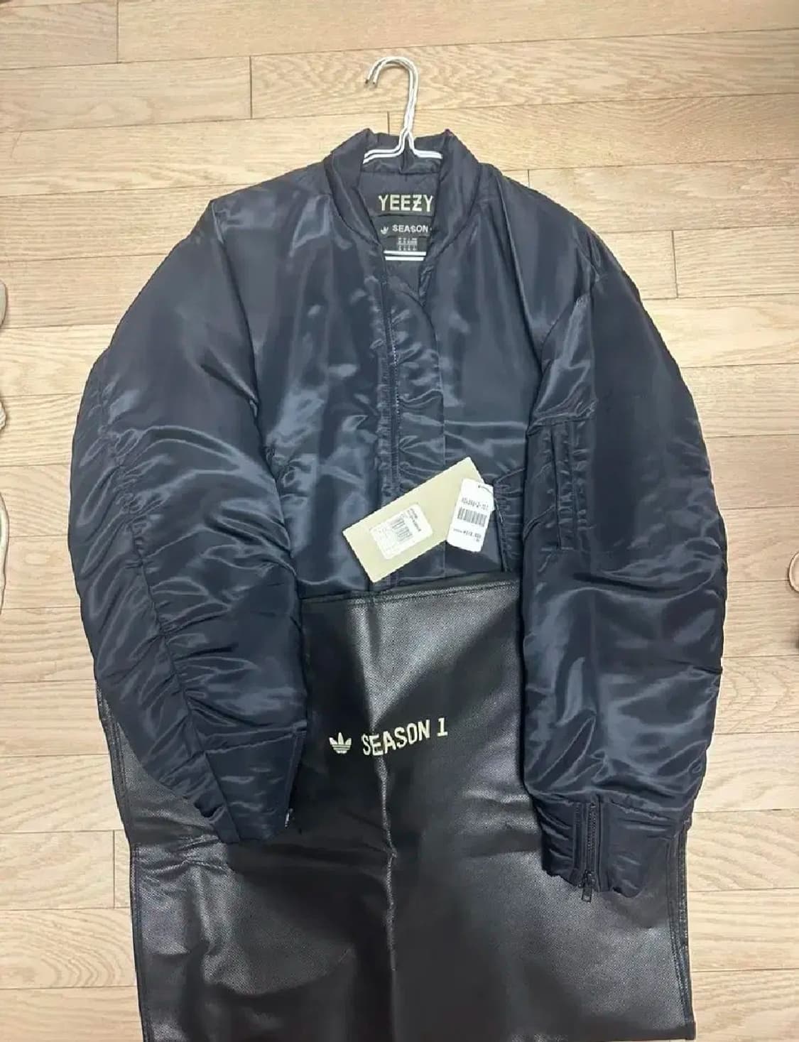Yeezy season 1 bomber jacket xs 상품이미지1